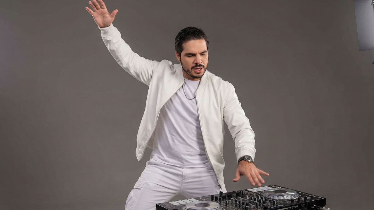 DJ Ikaro