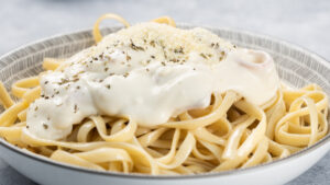 Macarrão ao molho branco simples e rápido