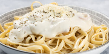 Macarrão ao molho branco