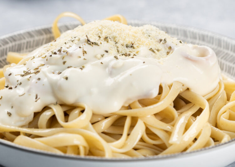 Macarrão ao molho branco