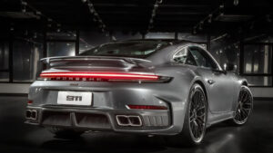 Porsche 911 Turbo S 2026 chega ao Brasil com sistema híbrido e 711 cv