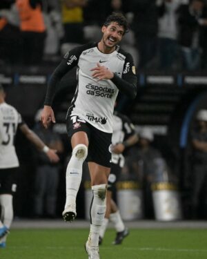 Corinthians vence Santa Fé em noite de Gustavo Henrique e alcança liderança da chave