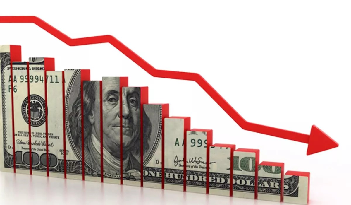 Dólar recua