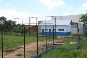 Revitalização do campo de futebol do Jd. Nova Europa avança com novas traves, vestiários e grama natural