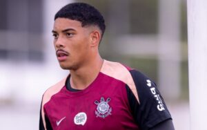 Corinthians se reapresenta em meio a protestos da organizada