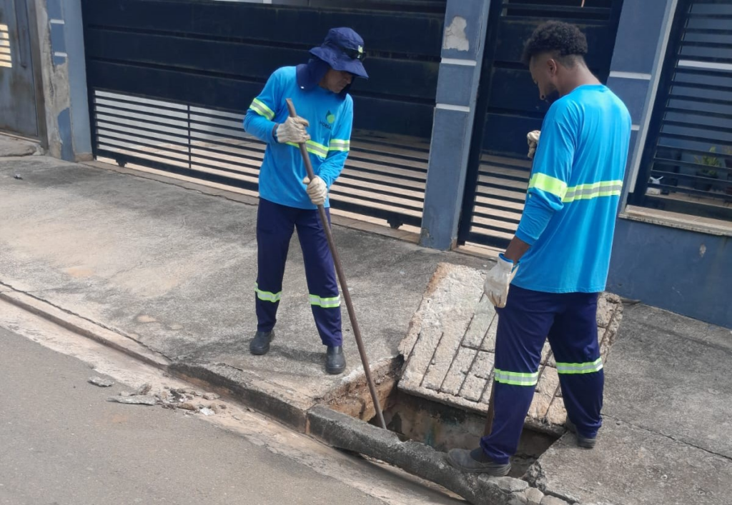 Mutirão de limpeza e desentupimento de bueiros 