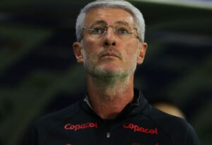 Técnico derrotado pelo Palmeiras reclama: “Se expulsar jogador deles fica com dor no coração”