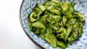 Sunomono, salada japonesa de pepino, conquista espaço pela leveza e praticidade