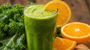 Suco de couve com laranja e gengibre: benefícios, melhor horário e como preparar