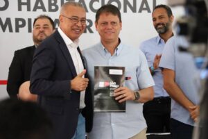 Hortolândia entrega 223 títulos de regularização fundiária para famílias do Jardim Primavera