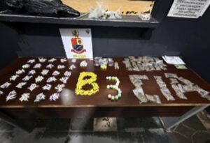 Homem é preso com quase 1 kg de drogas na Vila São Pedro