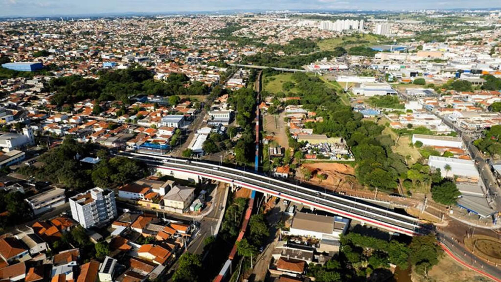 Rumo entrega viaduto