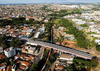 Rumo entrega viaduto