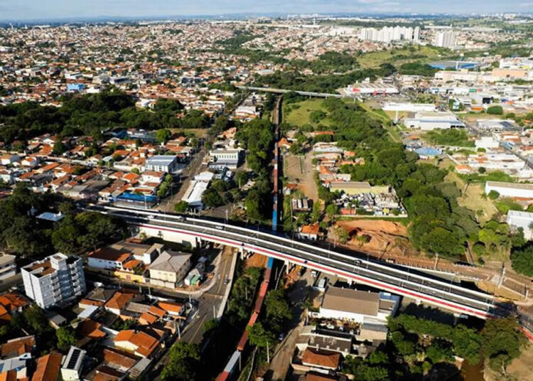 Rumo entrega viaduto