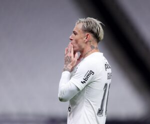Roger Guedes vai a jogo do Corinthians
