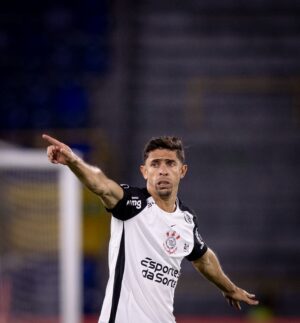 Corinthians torce contra o Peñarol para garantir classificação