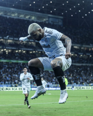 Gabigol chega a 96 gols com a camisa do Santos e se isola como 3º artilheiro do século