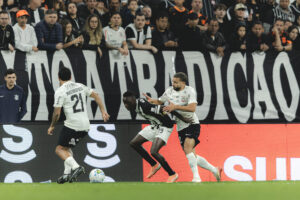 Corinthians vence o Atlético-MG no final e sai da zona de rebaixamento