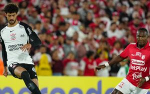 Corinthians arranca empate fora de casa e encaminha classificação