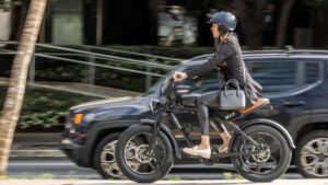 Bicicletas elétricas ganham espaço com alta de combustível e IPVA