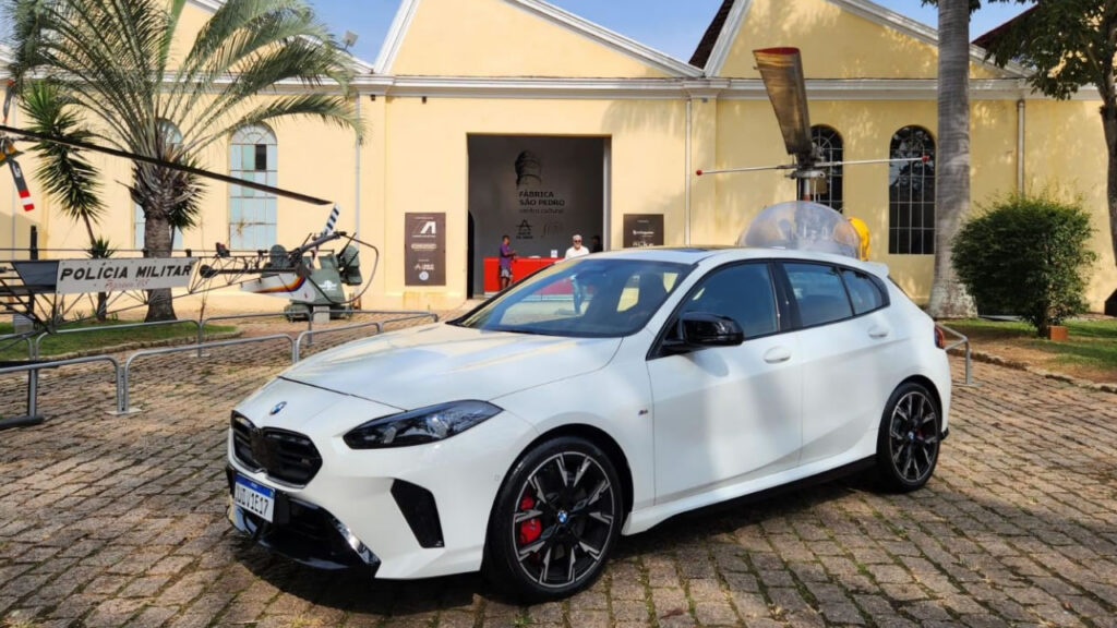 BMW M135 xDrive chega ao Brasil com foco em desempenho