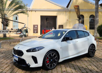BMW M135 xDrive chega ao Brasil com foco em desempenho