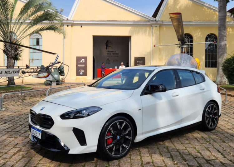 BMW M135 xDrive chega ao Brasil com foco em desempenho