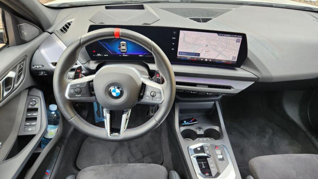 BMW M135 xDrive chega ao Brasil com foco em desempenho - interior
