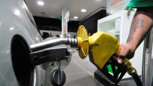 Alta do petróleo pressiona preços e impacta famílias