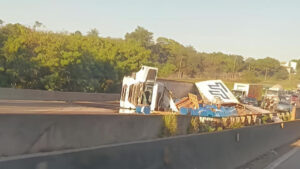 Carreta tomba na SP-101 e bloqueia pistas em Hortolândia
