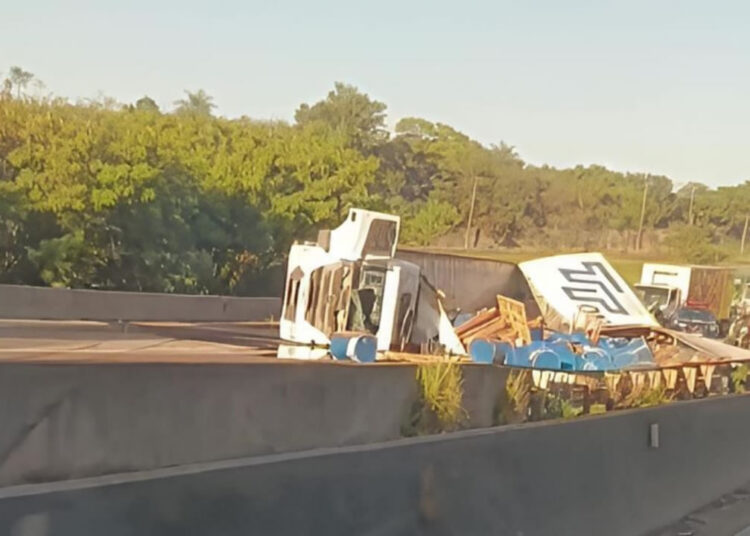 Carreta tomba na SP-101 e bloqueia pistas em Hortolândia