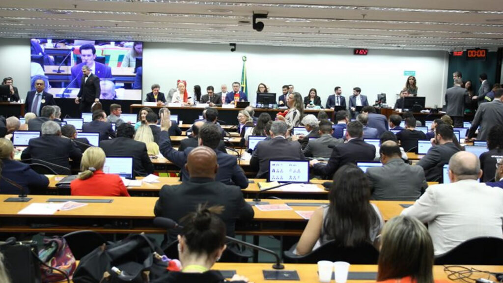 Comissão aprova Fim da escala 6x1 que avança na Câmara