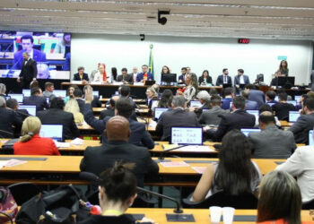 Comissão aprova Fim da escala 6x1 que avança na Câmara