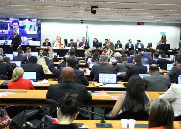 Comissão aprova Fim da escala 6x1 que avança na Câmara