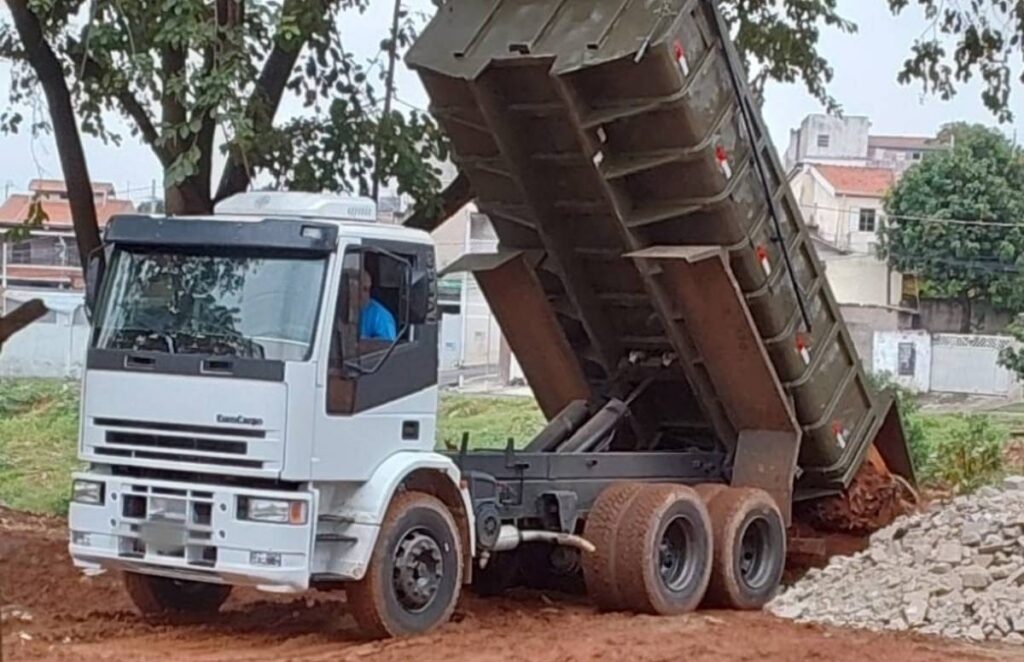 descartando entulho