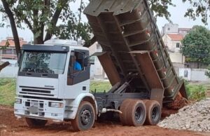 Motorista flagrado descartando entulho irregularmente é multado em quase R$ 2 mil