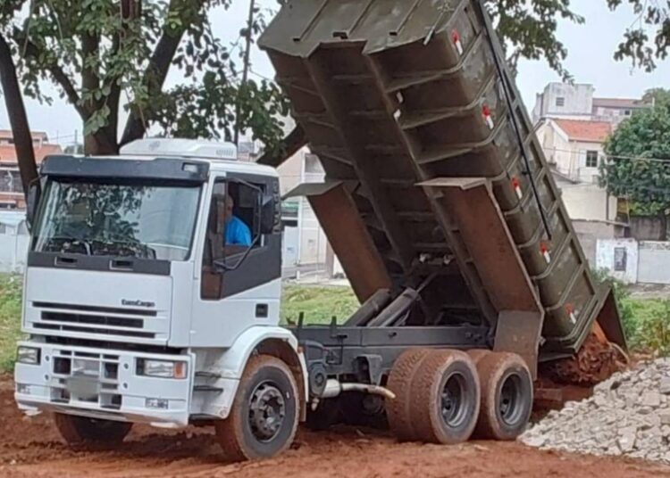 descartando entulho