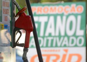 Gasolina E32 deve subir mistura de etanol no Brasil