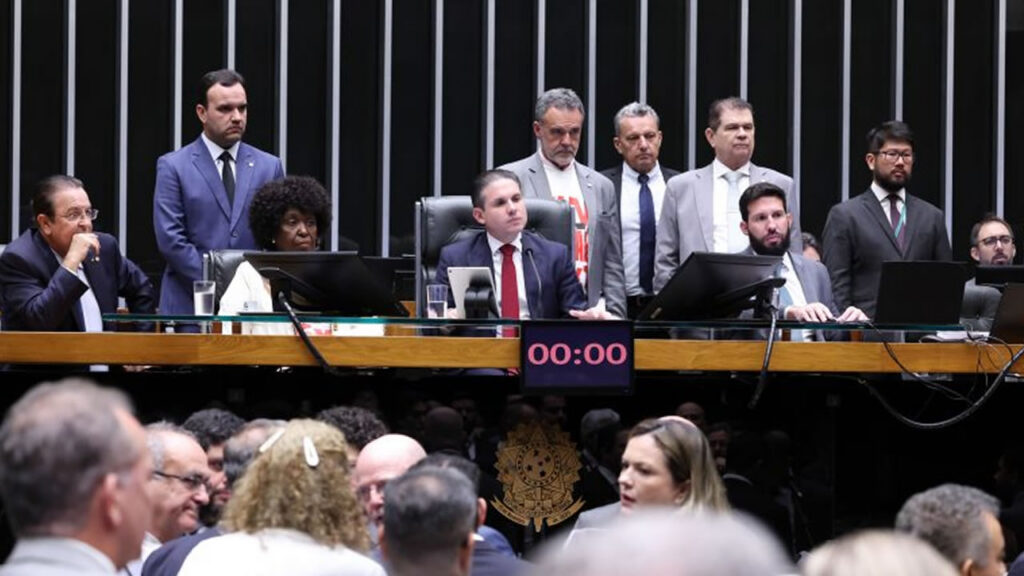 Fim da escala 6x1 avança após aprovação na Câmara