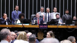 Fim da escala 6×1 avança após aprovação na Câmara