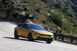Kia apresenta K4 Hatchback 2026 com foco em espaço, tecnologia e versatilidade