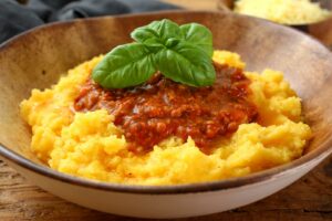 Polenta com carne moída: receita fácil e cremosa para o jantar