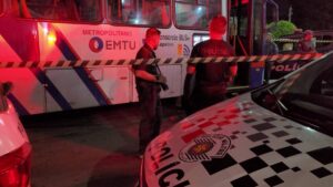Menina de 11 anos morre após colisão entre ônibus e motocicleta no Parque Ortolândia