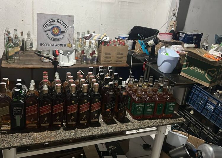 laboratório clandestino de bebidas falsificadas