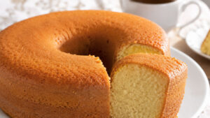 Bolo simples fofinho: receita fácil de liquidificador para o café da tarde
