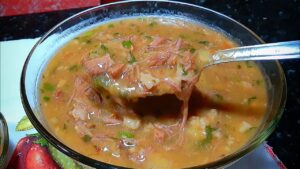Caldo de costela com mandioca: receita fácil e encorpada