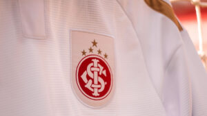 Internacional e Vasco: confronto direto movimenta a parte intermediária da tabela
