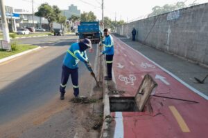 Mutirão de limpeza de bueiros em avenidas de Hortolândia remove 2 toneladas de resíduos