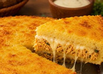 Torta de mandioca com frango e Catupiry