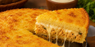 Torta de mandioca com frango e Catupiry